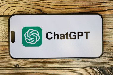 KYIV, UKRAINE - 29 Ocak 2025 ChatGPT resmi logosunu gösteren akıllı telefon. Modern yapay zeka motoru