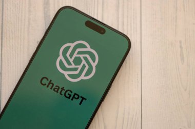 KYIV, UKRAINE - 29 Ocak 2025 ChatGPT resmi logosunu gösteren akıllı telefon. Modern yapay zeka motoru