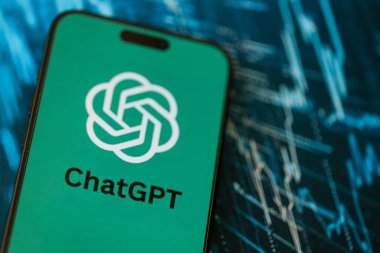 KYIV, UKRAINE - 29 Ocak 2025 ChatGPT resmi logosunu gösteren akıllı telefon. Modern yapay zeka motoru