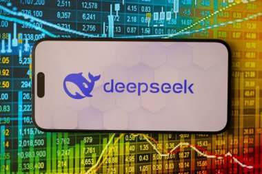 KYIV, UKRAINE - 29 Ocak 2025 Elma iPhone 15 ekranında Deepseek AI asistan logosu. Modern yapay zeka motoru