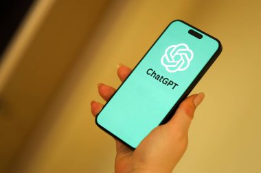 KYIV, UKRAINE - 29 Ocak 2025 ChatGPT AI yardımcı logosu Apple iPhone 15 ekranında kapat. Modern yapay zeka motoru