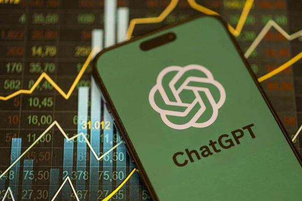 КИЕВ, УКРАИНА - 29 января 2025 года Смартфон с официальным логотипом ChatGPT. Современный двигатель искусственного интеллекта