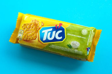 KYIV, UKRAINE - 29 Ocak 2025 Tuc çerez paketi parlak düz arkaplanda. TUC, Mondelez International tarafından pazarlanan bir çerez bisküvisidir.