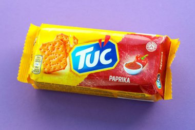 KYIV, UKRAINE - 29 Ocak 2025 Tuc çerez paketi parlak düz arkaplanda. TUC, Mondelez International tarafından pazarlanan bir çerez bisküvisidir.