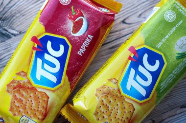 KYIV, UKRAINE - 29 Ocak 2025 Tuc çerez paketi parlak düz arkaplanda. TUC, Mondelez International tarafından pazarlanan bir çerez bisküvisidir.