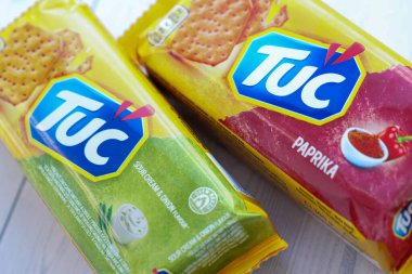 KYIV, UKRAINE - 29 Ocak 2025 Tuc çerez paketi parlak düz arkaplanda. TUC, Mondelez International tarafından pazarlanan bir çerez bisküvisidir.