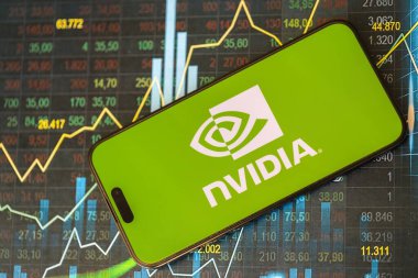 KYIV, UKRAINE - 29 Ocak 2025 Nvidia şirket logosu akıllı telefonda sergilendi. Nvidia, yapay zeka donanım ve yazılımda küresel bir liderdir.