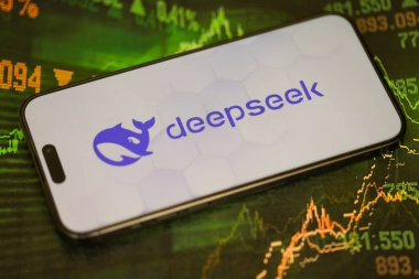 KYIV, UKRAINE - 29 Ocak 2025 Deepseek uygulamasının logo simgesi akıllı telefon ekranında görüntülendi. Çin yapay zekası gelişmiş yapay zeka modellerinin piyasaya sürülmesiyle başladı