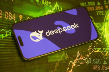 KYIV, UKRAINE - 29 Ocak 2025 Elma iPhone 15 ekranında Deepseek AI asistan logosu. Modern yapay zeka motoru