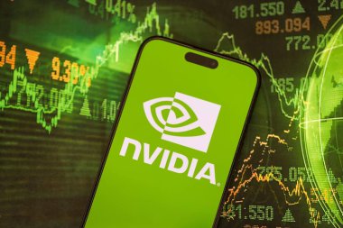 KYIV, UKRAINE - 29 Ocak 2025 Nvidia şirketi logoti iPhone 15 akıllı telefon ekranında gösterildi. Nvidia, yapay zeka donanım ve yazılımda küresel bir liderdir.