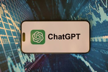 KYIV, UKRAINE - 29 Ocak 2025 ChatGPT AI yardımcı logosu Apple iPhone 15 ekranında kapat. Modern yapay zeka motoru