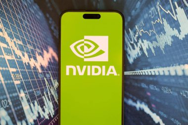 KYIV, UKRAINE - 29 Ocak 2025 Nvidia şirket logosu akıllı telefonda sergilendi. Nvidia, yapay zeka donanım ve yazılımda küresel bir liderdir.