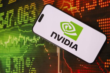 KYIV, UKRAINE - 29 Ocak 2025 Nvidia şirket logosu akıllı telefonda sergilendi. Nvidia, yapay zeka donanım ve yazılımda küresel bir liderdir.