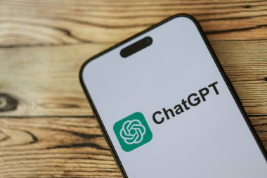 KYIV, UKRAINE - 29 Ocak 2025 ChatGPT resmi logosunu gösteren akıllı telefon. Modern yapay zeka motoru