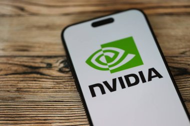 KYIV, UKRAINE - 29 Ocak 2025 Nvidia şirket logosu akıllı telefonda sergilendi. Nvidia, yapay zeka donanım ve yazılımda küresel bir liderdir.