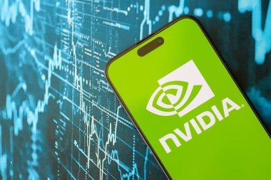 KYIV, UKRAINE - 29 Ocak 2025 Nvidia şirketi logoti iPhone 15 akıllı telefon ekranında gösterildi. Nvidia, yapay zeka donanım ve yazılımda küresel bir liderdir.