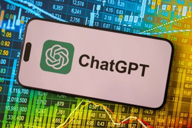 KYIV, UKRAINE - 29 Ocak 2025 ChatGPT AI yardımcı logosu Apple iPhone 15 ekranında kapat. Modern yapay zeka motoru