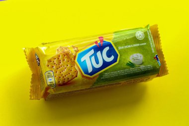 KYIV, UKRAINE - 29 Ocak 2025 Tuc çerez paketi parlak düz arkaplanda. TUC, Mondelez International tarafından pazarlanan bir çerez bisküvisidir.