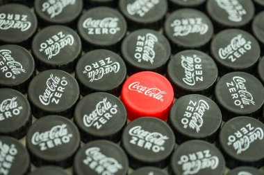 KYIV, UKRAINE - 29 Ocak 2025 Coca Cola Plastik şişe kapağı arka plan. Kapak malzemesi geri dönüştürülebilir. Plastik şişelerin kapaklarını geri dönüşümden önce çıkar.