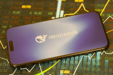 KYIV, UKRAINE - 29 Ocak 2025 Elma iPhone 15 ekranında Deepseek AI asistan logosu. Modern yapay zeka motoru