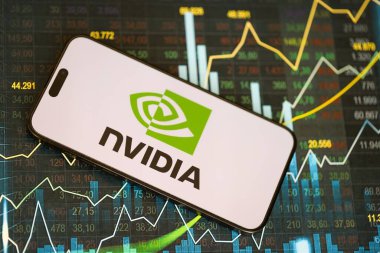 KYIV, UKRAINE - 29 Ocak 2025 Nvidia şirket logosu akıllı telefonda sergilendi. Nvidia, yapay zeka donanım ve yazılımda küresel bir liderdir.