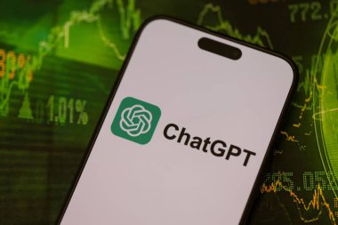 KYIV, UKRAINE - 29 Ocak 2025 ChatGPT AI yardımcı logosu Apple iPhone 15 ekranında kapat. Modern yapay zeka motoru