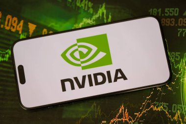 KYIV, UKRAINE - 29 Ocak 2025 Nvidia şirketi logoti iPhone 15 akıllı telefon ekranında gösterildi. Nvidia, yapay zeka donanım ve yazılımda küresel bir liderdir.