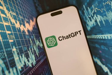 KYIV, UKRAINE - 29 Ocak 2025 ChatGPT AI yardımcı logosu Apple iPhone 15 ekranında kapat. Modern yapay zeka motoru