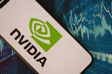KYIV, UKRAINE - 29 Ocak 2025 Nvidia şirket logosu akıllı telefonda sergilendi. Nvidia, yapay zeka donanım ve yazılımda küresel bir liderdir.