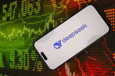 KYIV, UKRAINE - 29 Ocak 2025 Elma iPhone 15 ekranında Deepseek AI asistan logosu. Modern yapay zeka motoru