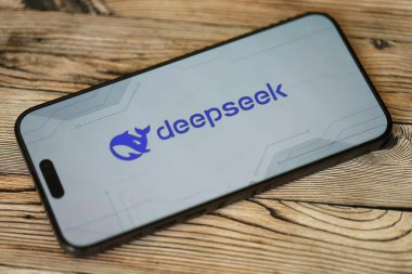 KYIV, UKRAINE - 29 Ocak 2025 Elma iPhone 15 ekranında Deepseek AI asistan logosu. Modern yapay zeka motoru