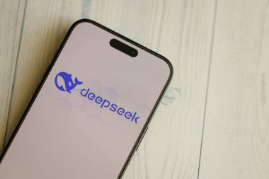 KYIV, UKRAINE - 29 Ocak 2025 Deepseek uygulamasının logo simgesi akıllı telefon ekranında görüntülendi. Çin yapay zekası gelişmiş yapay zeka modellerinin piyasaya sürülmesiyle başladı