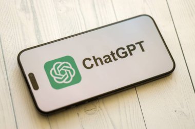 KYIV, UKRAINE - 29 Ocak 2025 ChatGPT AI yardımcı logosu Apple iPhone 15 ekranında kapat. Modern yapay zeka motoru