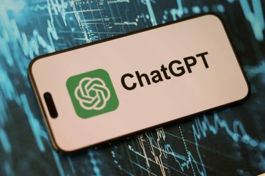 KYIV, UKRAINE - 29 Ocak 2025 ChatGPT resmi logosunu gösteren akıllı telefon. Modern yapay zeka motoru
