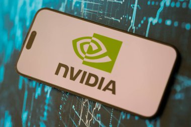 KYIV, UKRAINE - 29 Ocak 2025 Nvidia şirket logosu akıllı telefonda sergilendi. Nvidia, yapay zeka donanım ve yazılımda küresel bir liderdir.