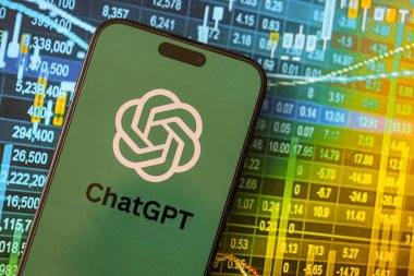 KYIV, UKRAINE - 29 Ocak 2025 ChatGPT AI yardımcı logosu Apple iPhone 15 ekranında kapat. Modern yapay zeka motoru