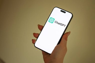 KYIV, UKRAINE - 29 Ocak 2025 ChatGPT AI yardımcı logosu Apple iPhone 15 ekranında kapat. Modern yapay zeka motoru