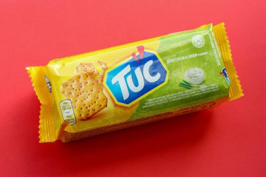 KYIV, UKRAINE - 29 Ocak 2025 Tuc çerez paketi parlak düz arkaplanda. TUC, Mondelez International tarafından pazarlanan bir çerez bisküvisidir.