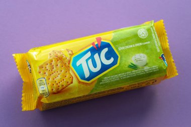 KYIV, UKRAINE - 29 Ocak 2025 Tuc çerez paketi parlak düz arkaplanda. TUC, Mondelez International tarafından pazarlanan bir çerez bisküvisidir.