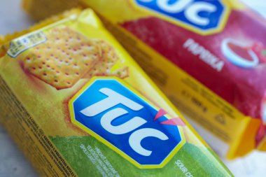 KYIV, UKRAINE - 29 Ocak 2025 Tuc çerez paketi parlak düz arkaplanda. TUC, Mondelez International tarafından pazarlanan bir çerez bisküvisidir.