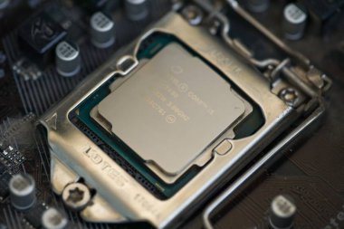 KYIV, UKRAINE - 29 Ocak 2025 Eski Intel Çekirdeği İşlemcisini kapat i5-7400 3GHZ anakartına monte edildi