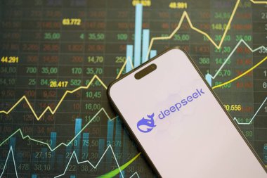 KYIV, UKRAINE - 29 Ocak 2025 Elma iPhone 15 ekranında Deepseek AI asistan logosu. Modern yapay zeka motoru