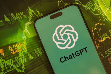 KYIV, UKRAINE - 29 Ocak 2025 ChatGPT resmi logosunu gösteren akıllı telefon. Modern yapay zeka motoru