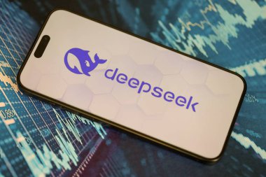 KYIV, UKRAINE - 29 Ocak 2025 Elma iPhone 15 ekranında Deepseek AI asistan logosu. Modern yapay zeka motoru