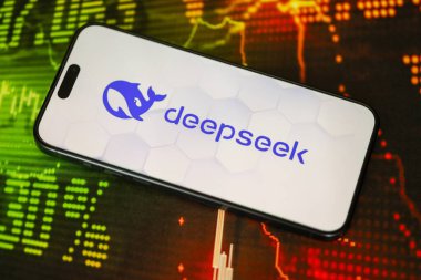 KYIV, UKRAINE - 29 Ocak 2025 Elma iPhone 15 ekranında Deepseek AI asistan logosu. Modern yapay zeka motoru