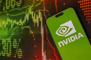 KYIV, UKRAINE - 29 Ocak 2025 Nvidia şirketi logoti iPhone 15 akıllı telefon ekranında gösterildi. Nvidia, yapay zeka donanım ve yazılımda küresel bir liderdir.