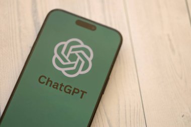 KYIV, UKRAINE - 29 Ocak 2025 ChatGPT AI yardımcı logosu Apple iPhone 15 ekranında kapat. Modern yapay zeka motoru