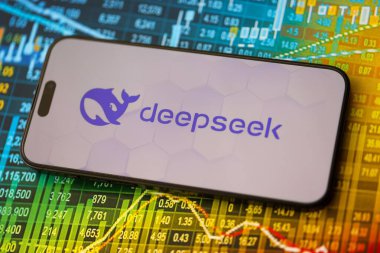 KYIV, UKRAINE - 29 Ocak 2025 Deepseek uygulamasının logo simgesi akıllı telefon ekranında görüntülendi. Çin yapay zekası gelişmiş yapay zeka modellerinin piyasaya sürülmesiyle başladı