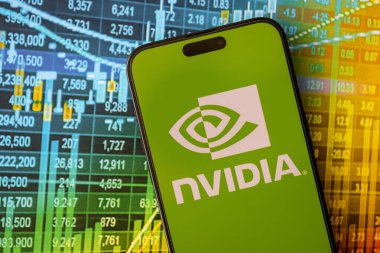 KYIV, UKRAINE - 29 Ocak 2025 Nvidia şirket logosu akıllı telefonda sergilendi. Nvidia, yapay zeka donanım ve yazılımda küresel bir liderdir.