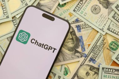 KYIV, UKRAINE - 29 Ocak 2025 ChatGPT AI yardımcı logosu Apple iPhone 15 ekranında kapat. Modern yapay zeka motoru